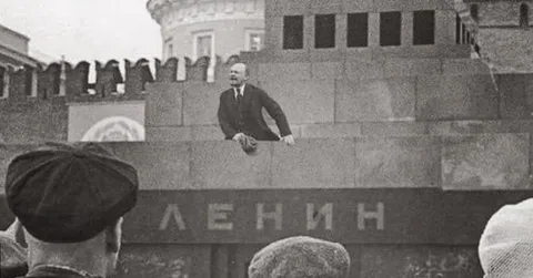 Мавзолей Ленина на Красной площади открывается сегодня для посетителей после двухмесячных профилактических работ.