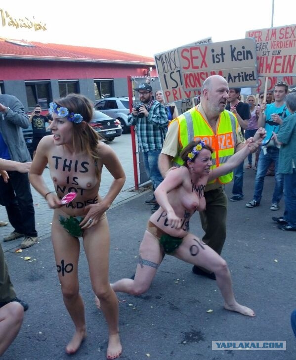 акция femen Разгневанная ева