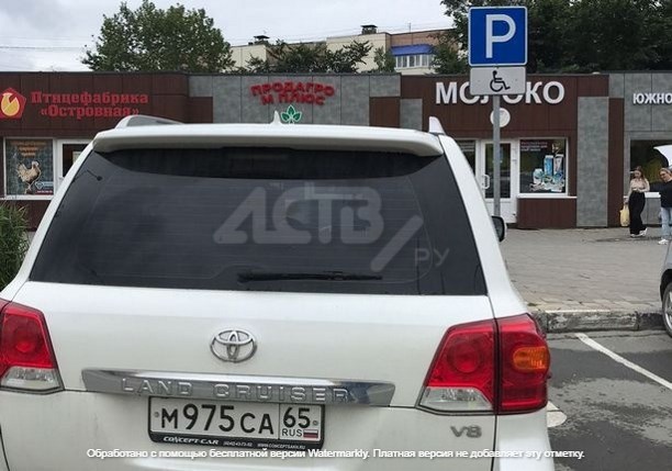 "Вам что, жалко": наглая сахалинка поставила джип на место для инвалидов