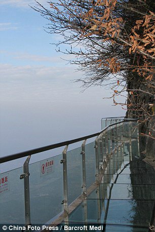 Тропа на склоне горы Tianmen