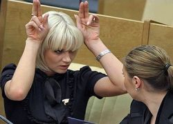 Красотка из "Уральских пельменей" в горячем видео с депутатским микрофоном