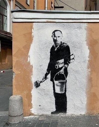 На месте закрашенного граффити с изображением Бродского в Петербурге стали писать стихи. Их тоже закрасили