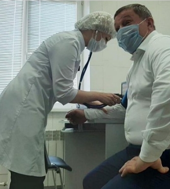 Губернатору Волгоградской области Андрею Бочарову сделали прививку через рубашку
