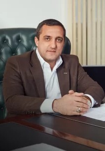 Охранники напали на державшего обочину водителя