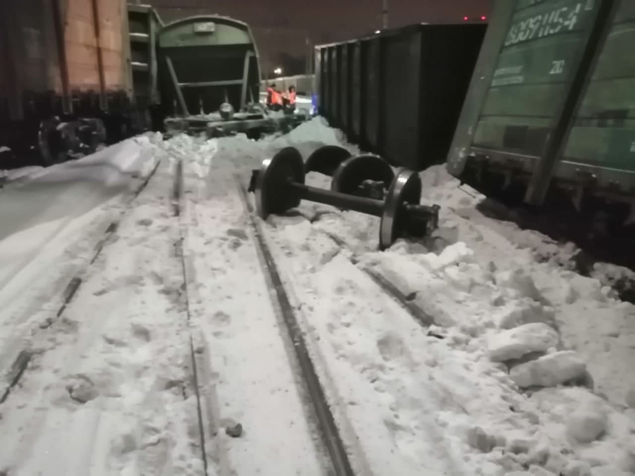 В коми поезд сошел с рельс причина. Авария на станции Люблино. Столкновение поездов в Люблино. Сход вагонов в Люблино.