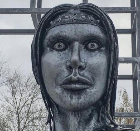 Скульптура космонавта