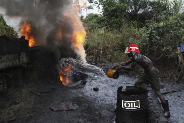 Как местные жители воруют нефть в Нигерии