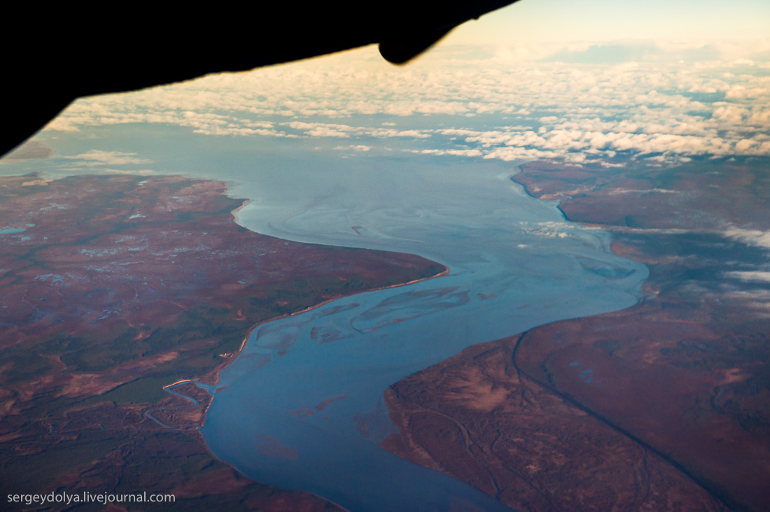 Северный Ледовитый океан с высоты птичьего полета. Северный Ледовитый океан из окна самолета.