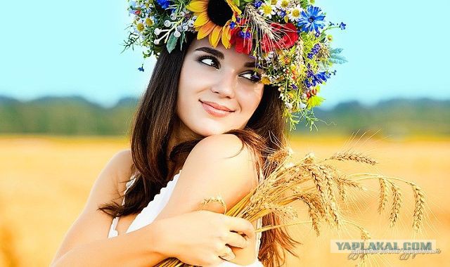 Русские красавицы в национальных нарядах.