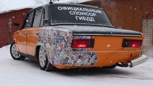 Наклейки на машинах помогут ГИБДД выявлять лихачей на дорогах Москвы