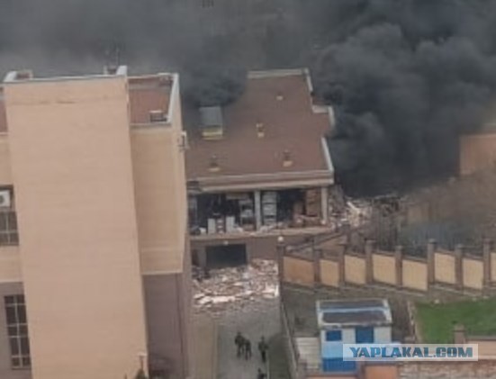 В Ростове-На-Дону горит здание Пограничной службы ФСБ