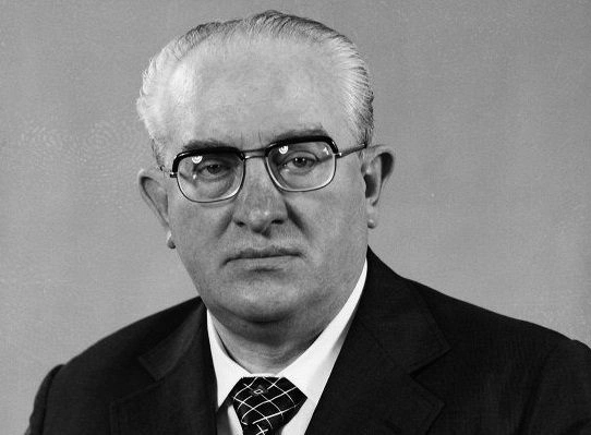 Чел поделился в соцсетях старым фото своей мамы