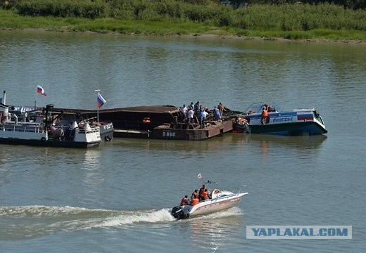 Теплоход столкнулся с баржей на Иртыше