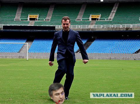 Фотожаба: Медведев футболист