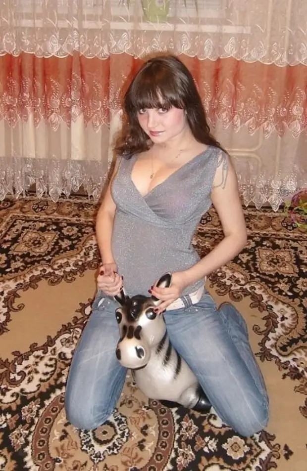 Немного девушек и дам с утра. Для настроения.