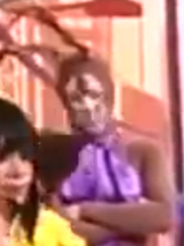 Хотдогерша не понимает, какого лешего она тут делает?