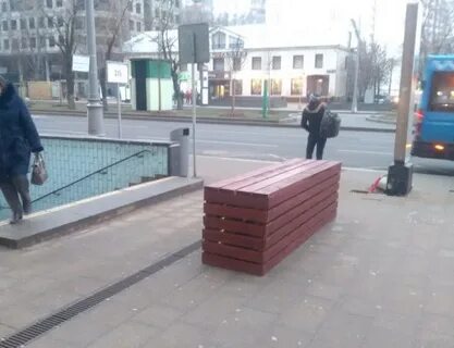 Автомобиль протаранил стеклянный вестибюль станции метро в Новосибирске. Два человека чудом спаслись.