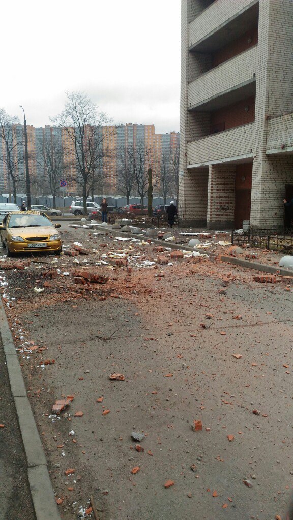 Мощный взрыв прогремел в многоэтажном доме Петербурга