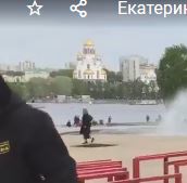 Екатеринбург: чоповцы под руководством полиции огораживают сквер. Полностью