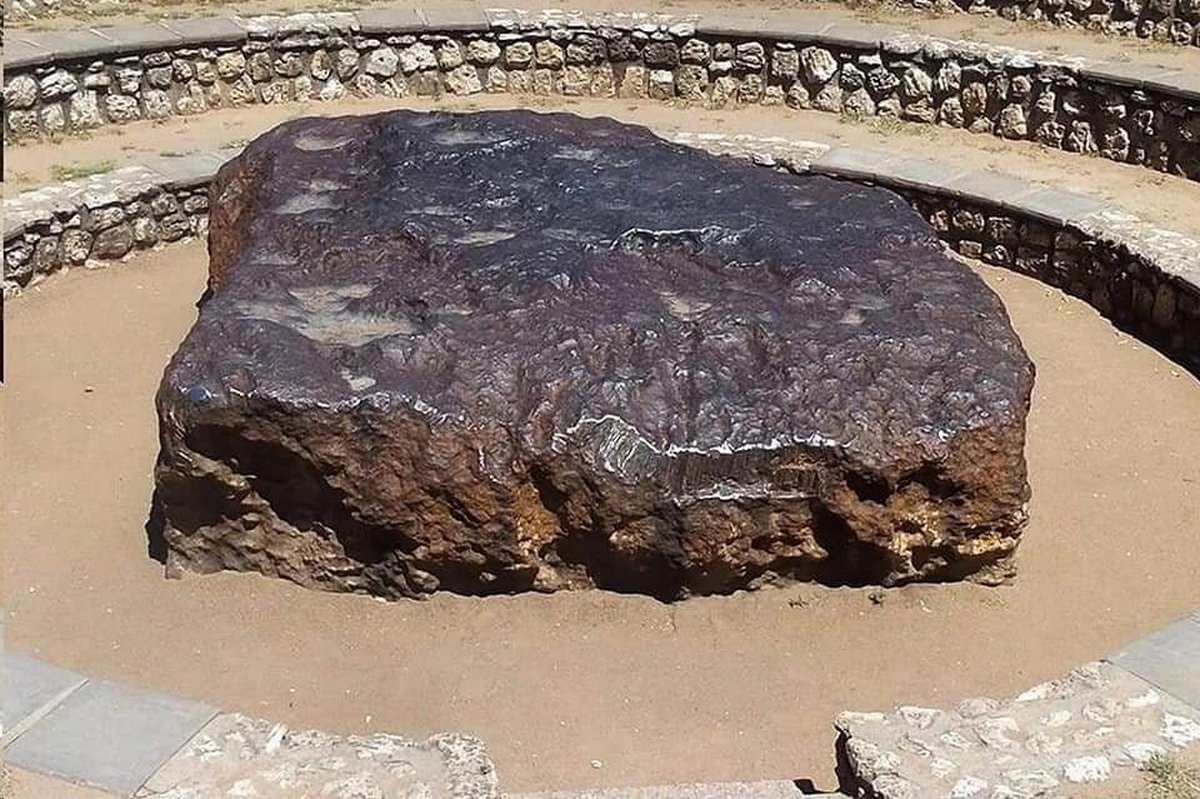 Гоба уэст. Метеорит гоба. Метеорит гоба кратер. Метеорит гоба намибия. Самый большой железный метеорит.