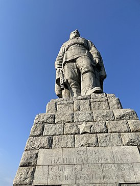 Замерзший памятник Алеша