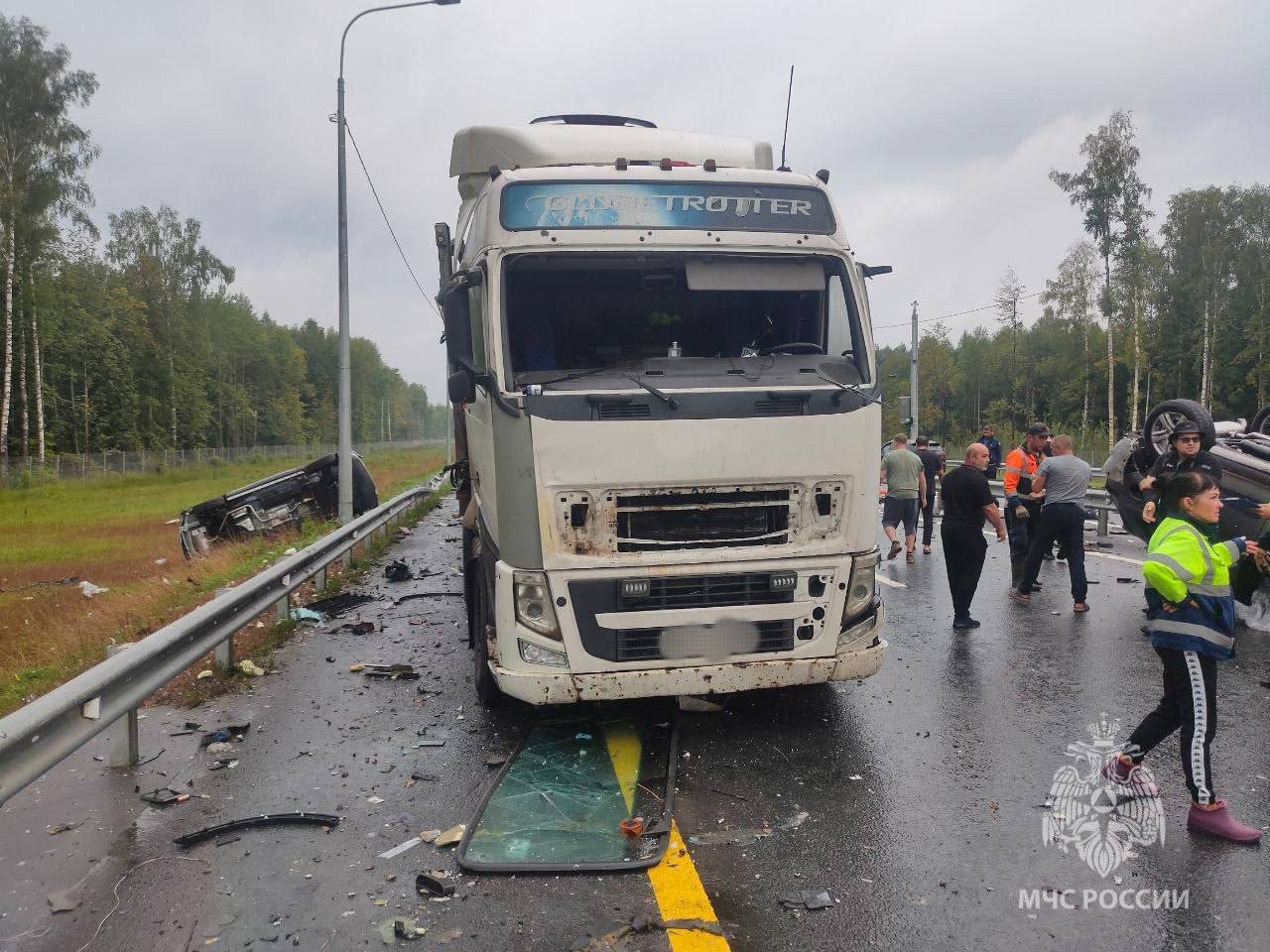 Фура со сжиженной углекислотой и автовоз столкнулись на трассе М-12 в Арзамасском районе