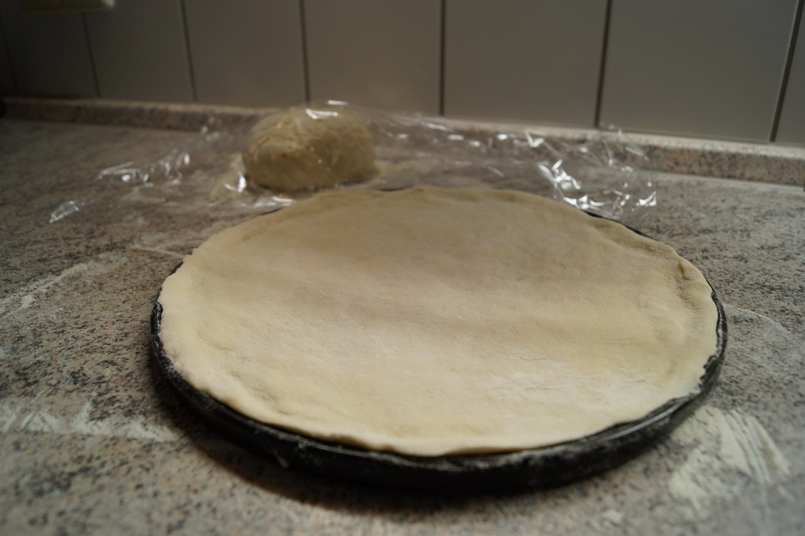 чем смазать тесто для пиццы перед выпечкой в духовке фото 118