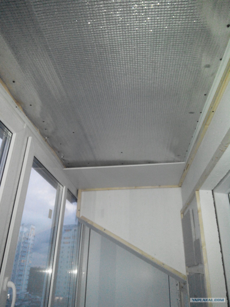 Потолок пвх балкон. ПВХ потолок на балконе. Панели на потолок на лоджию. Потолок на балконе пластиковыми панелями. Пластиковые панели на потолок лоджии.