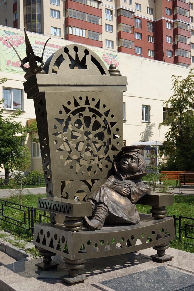 Новосибирск - географический центр России и место, где установлены странные памятники