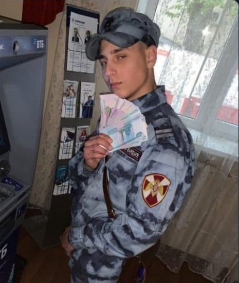 Контрактника Валеру Зубовского пообещали уволить из органов за насмешку над женщиной, которую ударили вчера в Петербурге