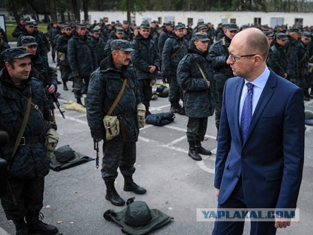 Яценюк снова снаряжает армию в Донбасс