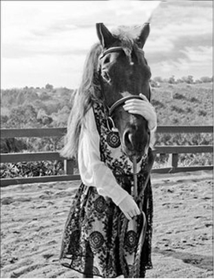 Девушка с лошадью