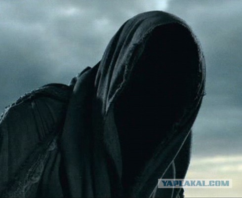 Это всего лишь тень от "тарелок" на крыше и включенная люстра в квартире