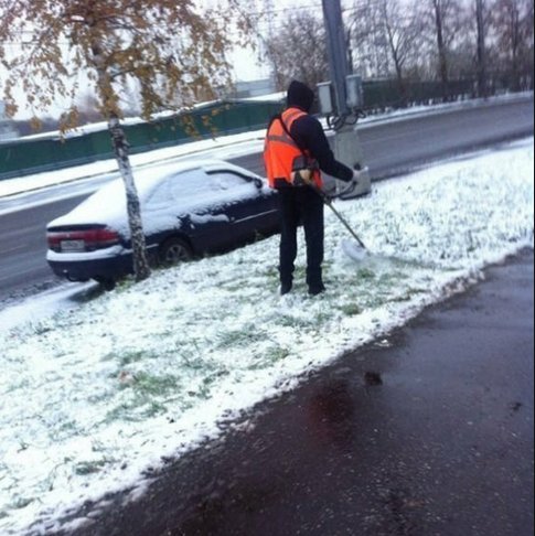 У коммунальщиков Выксы проснулся творческий запал. Они покрасили школьный забор в синий цвет вместе с растениями