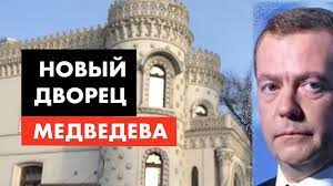 Медведь строит дом