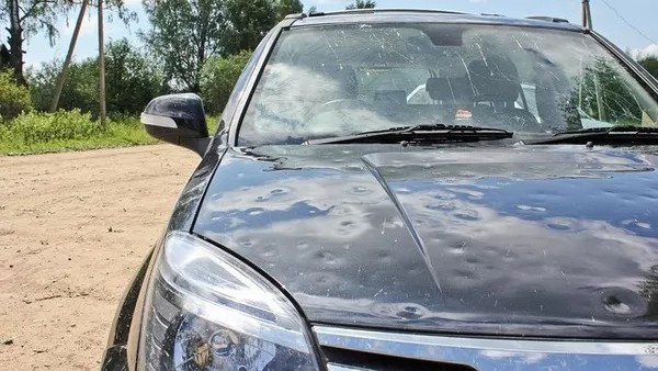 Аномальных размеров град бьёт по Подмосковью