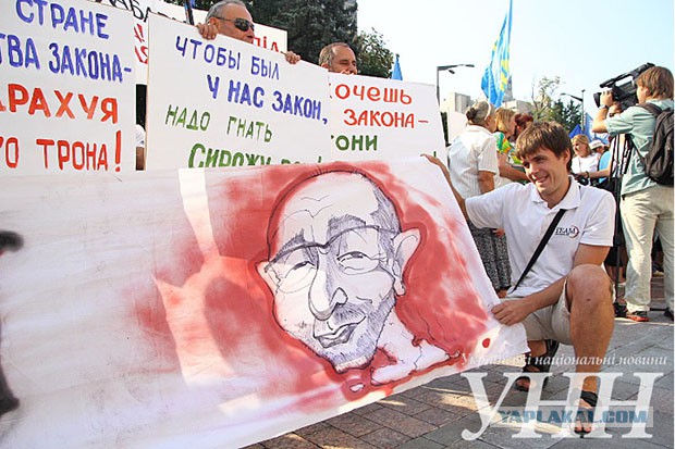 Митингующие в Киеве требуют отпустить военных..