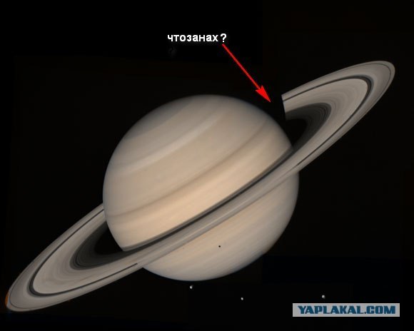Возле колец Сатурна обнаружены странные объекты.