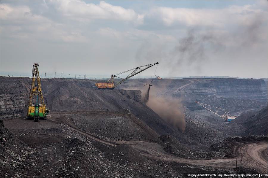 Открытая добыча каменного угля. Угольно добывающий карьер Хакасия. Карьерная добыча угля. Открытый угольный карьер. Добыча открытым способом в карьере.