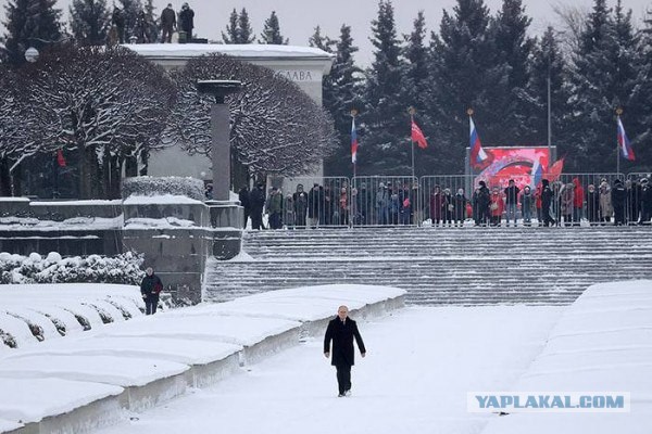 Возложение цветов президентом РФ на Пискаревском кладбище Петербурга в честь 78-й годовщины снятия Блокады