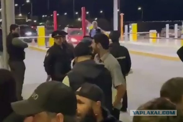 Сотни дагестанцев собрались у аэропорта в Каспийске — там должен приземлиться рейс из Израиля