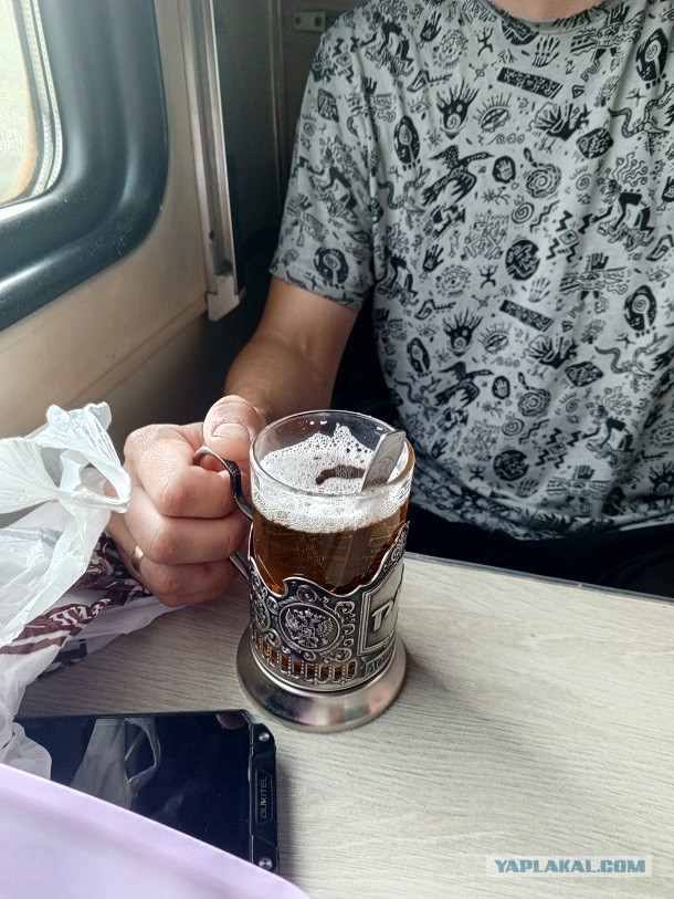 Кто-то очень любит бухать в купе)))