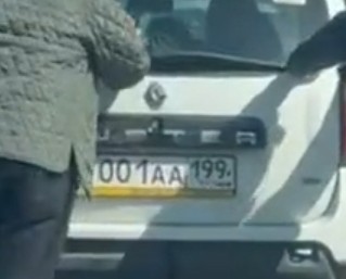 Москвичам пришлось толкать машину до АЗС из-за пустого бака