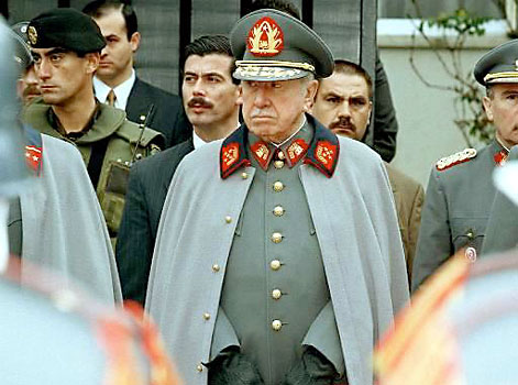 Каддафи - человек-костюм