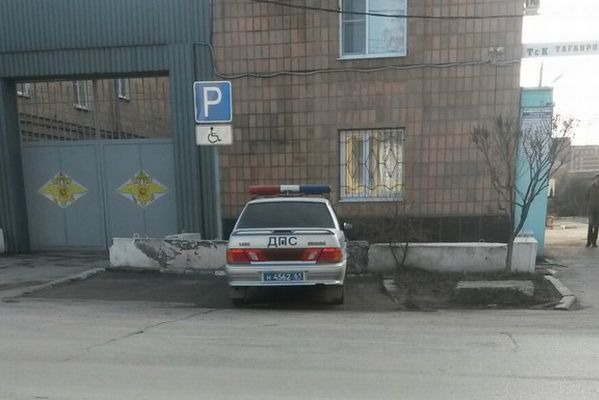 На парковке у "Капитолия", Шереметьевская улица. Зарисовка руки Зощенко "Инвалид".