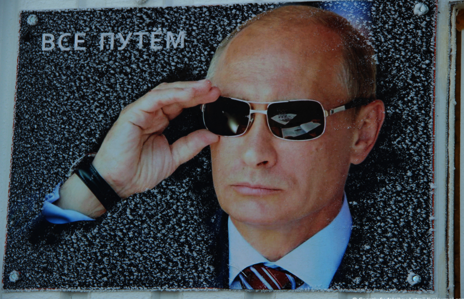 Путин выдавливает из России доллар