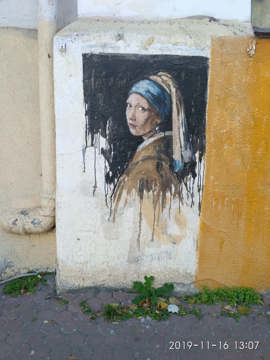 В Челябинске закрасили серой краской граффити с девушкой, встречающей гостей