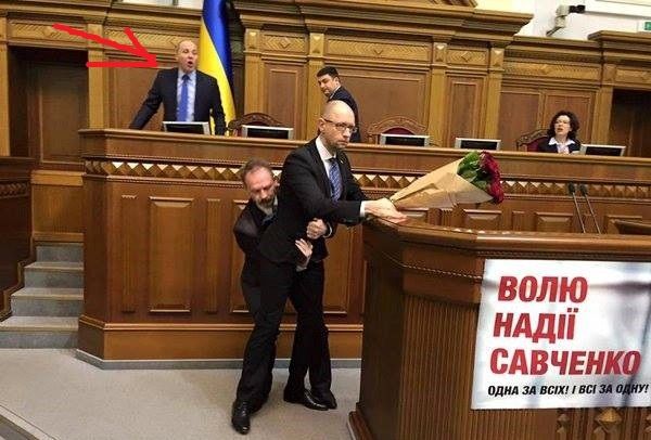 Фото: Яценюка с розами унесли со сцены