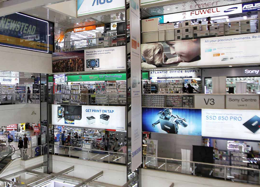 Корея магазин телефонов. Магазин электроники. Китайский магазин электроники. Магазины техники в Китае. Китайцы магазина техники.