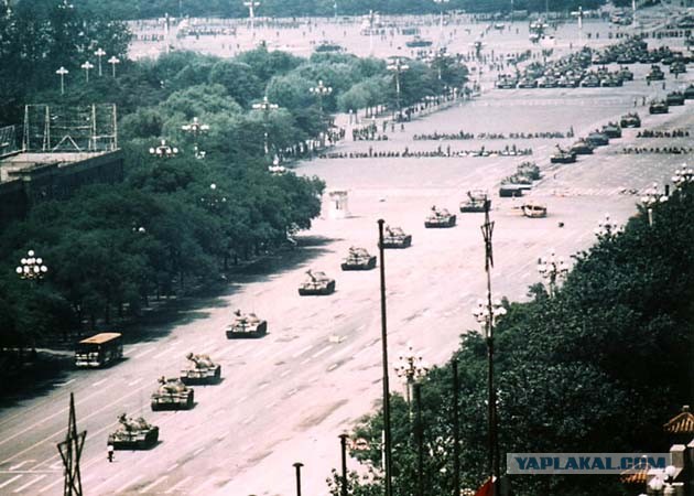 Мужчина бросился под колёса российской военной технике